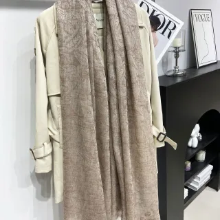 Cachecol de cachemira com franjas e padrão paisley jacquard na cor café claro