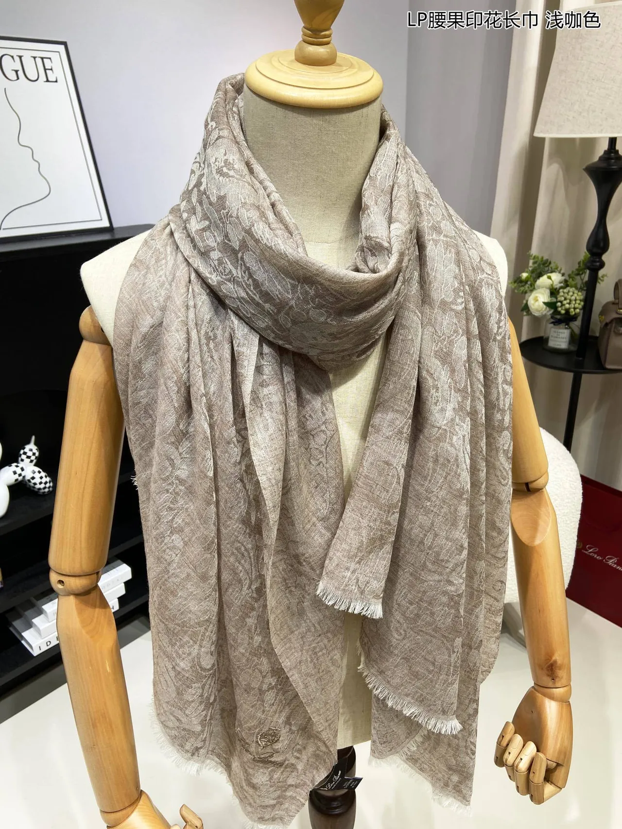 Cachecol de cachemira com franjas e padrão paisley jacquard na cor café claro 6