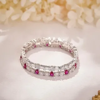 Pulsera rígida con múltiples filas de piedras de corte baguette y acento de rubí