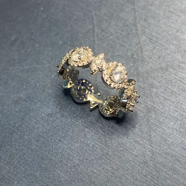 Anel de Múltiplas Pedras Pavé con Motivo Assimétrico 4