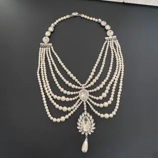 Collier multi-brins de perles et cristaux avec pendentif