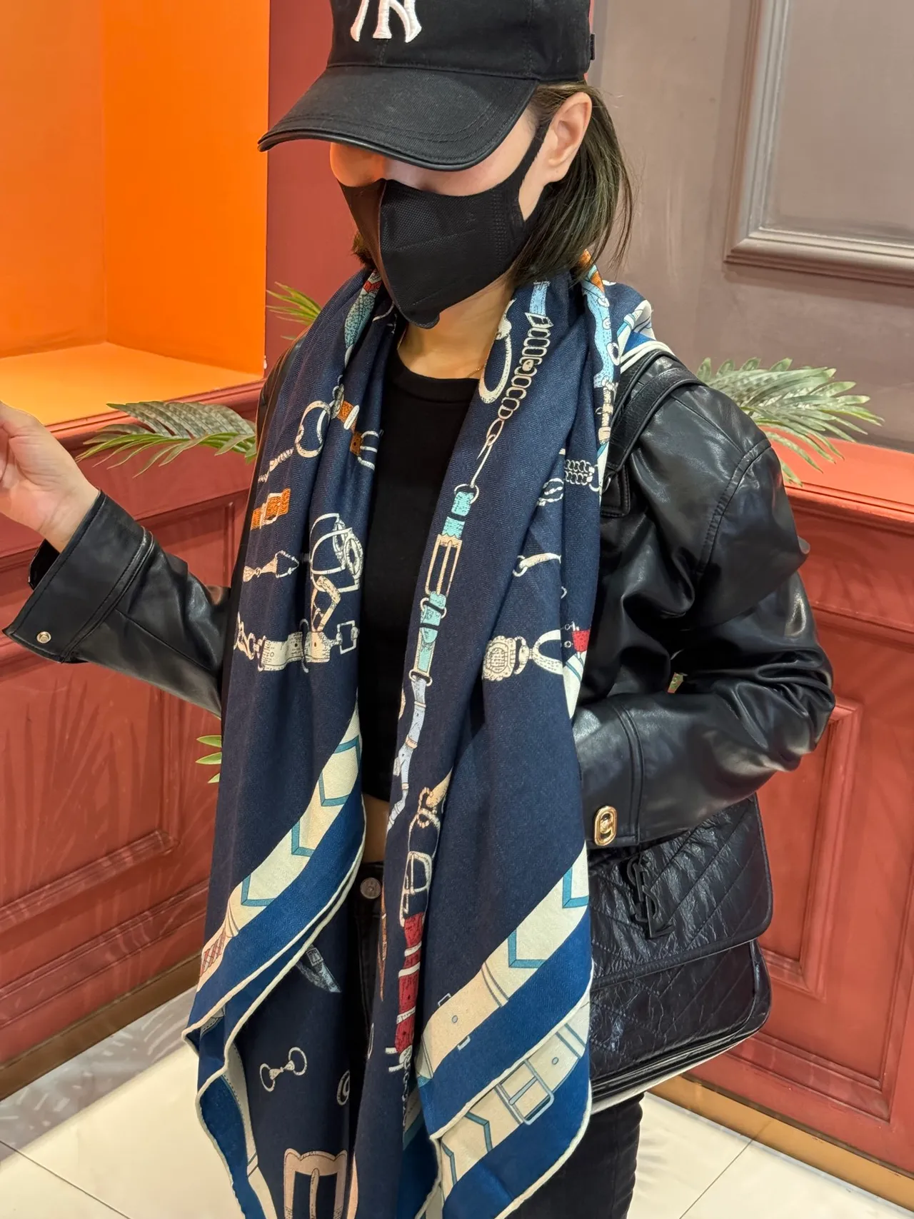 Bufanda de seda con estampado de hardware ecuestre navy 3