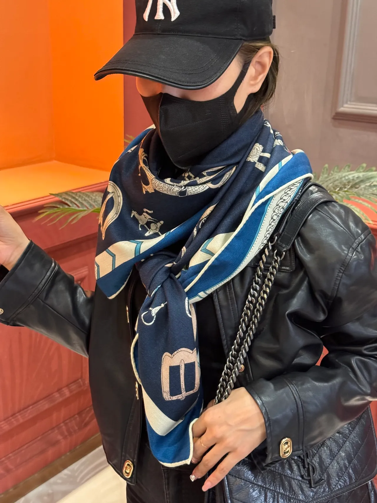 Bufanda de seda con estampado de hardware ecuestre navy 4
