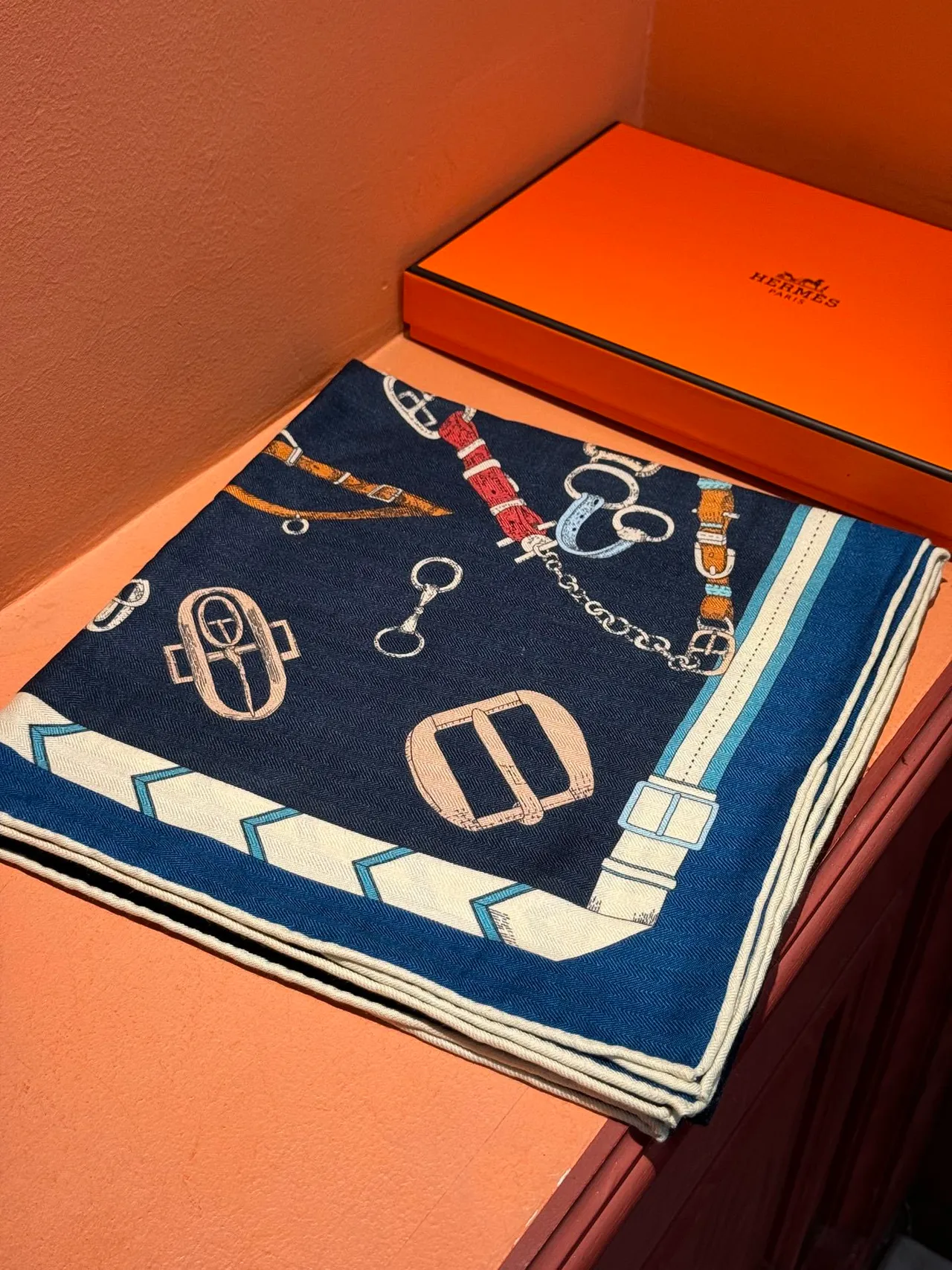 Bufanda de seda con estampado de hardware ecuestre navy 6