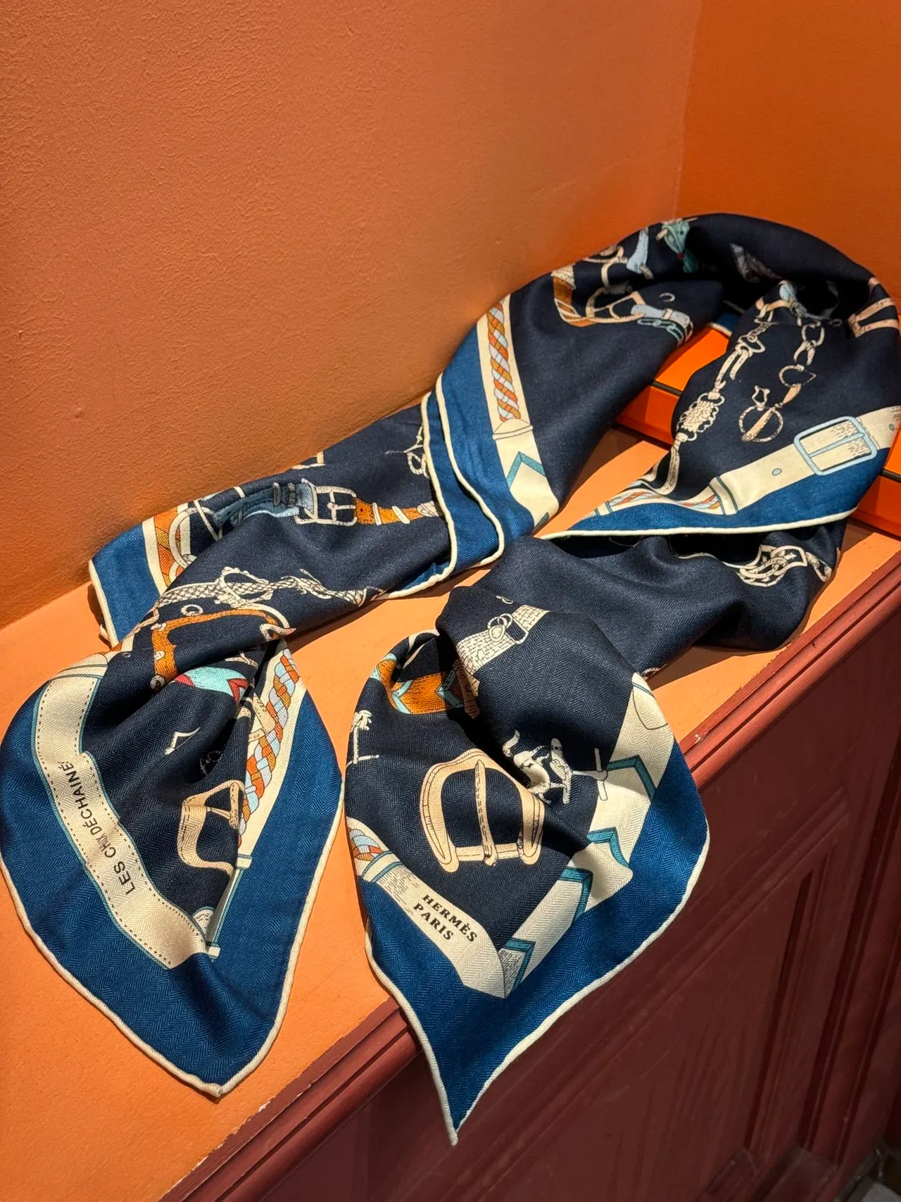 Bufanda de seda con estampado de hardware ecuestre navy 7
