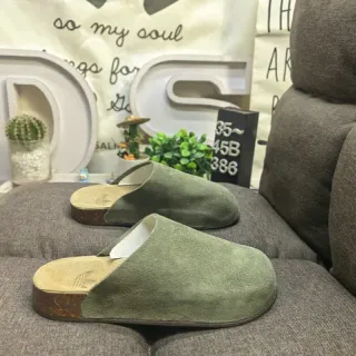 Zapatilla de ante verde oliva con suela de corcho