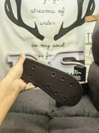 Chinelo de camurça verde oliva com sola de cortiça 4