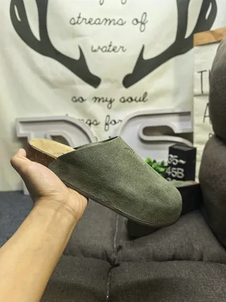Chinelo de camurça verde oliva com sola de cortiça 5
