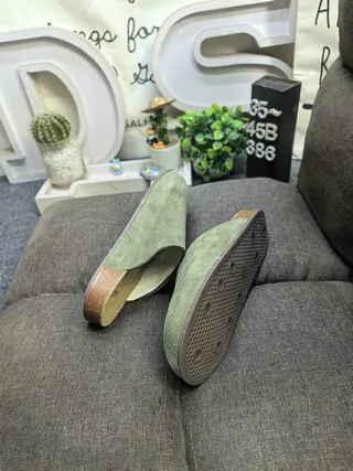 Chinelo de camurça verde oliva com sola de cortiça 6