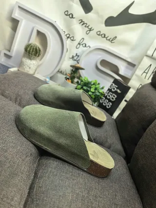 Chinelo de camurça verde oliva com sola de cortiça 7