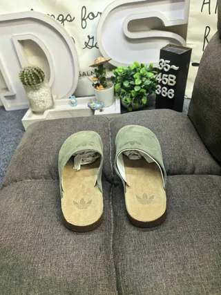Chinelo de camurça verde oliva com sola de cortiça 8