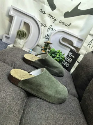 Chinelo de camurça verde oliva com sola de cortiça 9