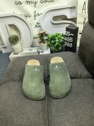 Chinelo de camurça verde oliva com sola de cortiça 10