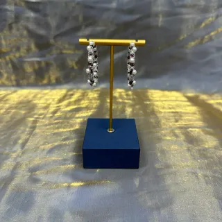 Brincos pendentes ornamentados de pérolas e gemas agrupadas