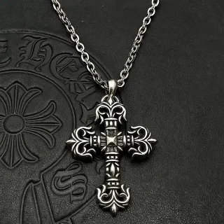 Collier avec pendentif croix filigrane orné