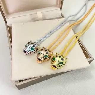 Colliers avec pendentif tête de panthère émaillé aux yeux de gemmes tachetées