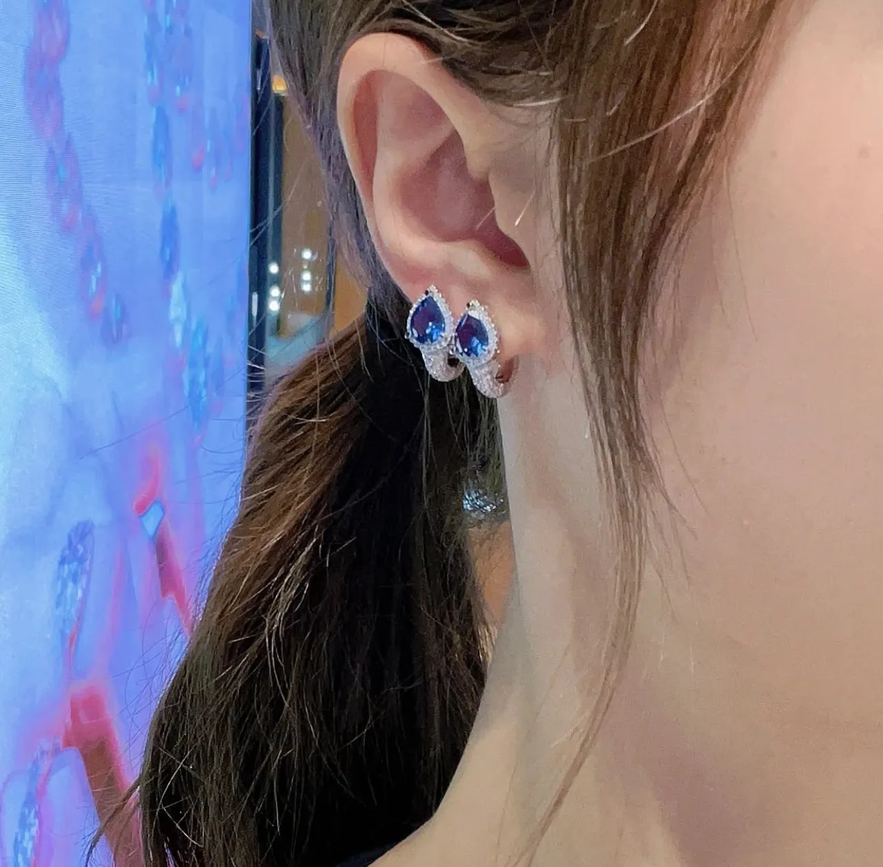 أقراط بشكل كمثرى من جوهرة زرقاء Pavé Halo Drop Earrings 2