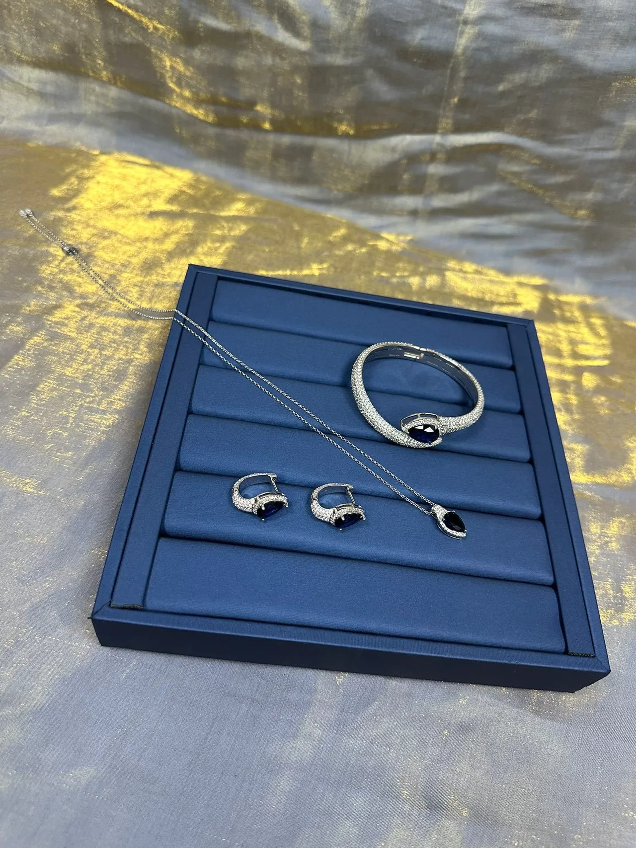 أقراط بشكل كمثرى من جوهرة زرقاء Pavé Halo Drop Earrings 8