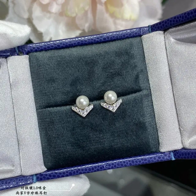 Pearl and Pavé V-Shape Stud Earrings 3