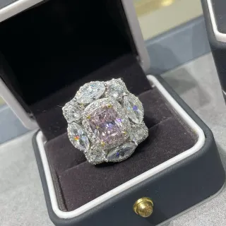 Anel central com cluster de múltiplas pedras em prata rosa de corte cushion-cut