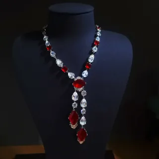 Collier avec pendentif en forme de Y de gemmes rouges et transparentes