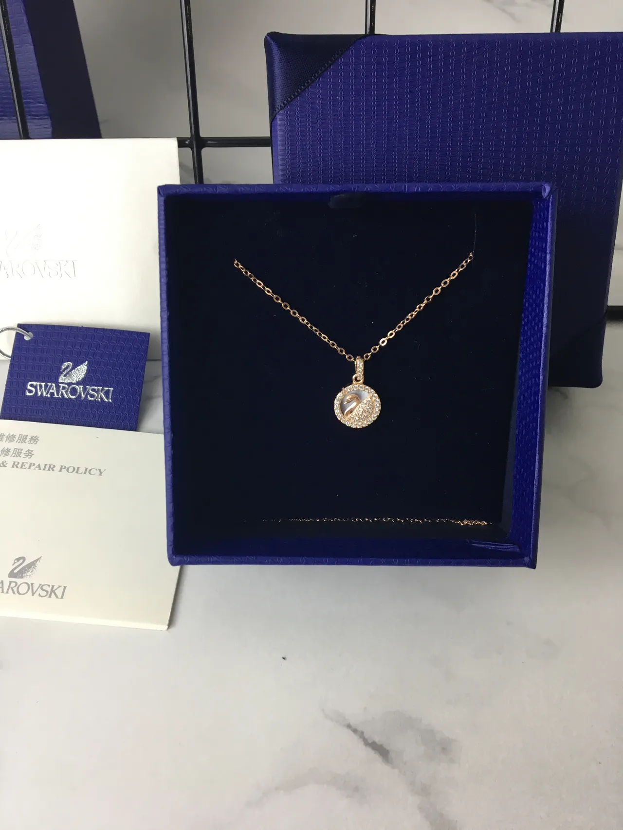 Collier à motif de cygne en ton or rose pavé 2