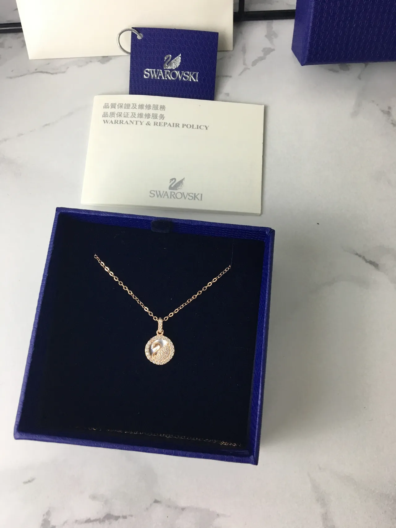 Collier à motif de cygne en ton or rose pavé 3