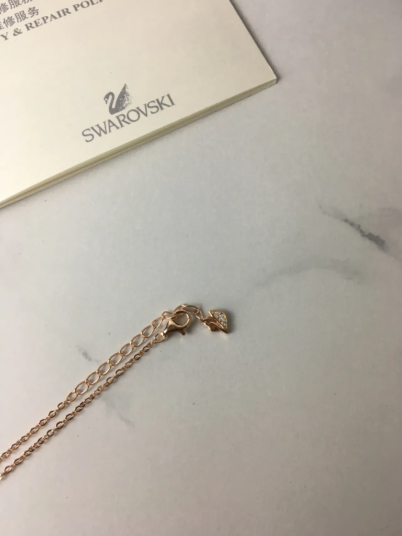 Collier à motif de cygne en ton or rose pavé 6