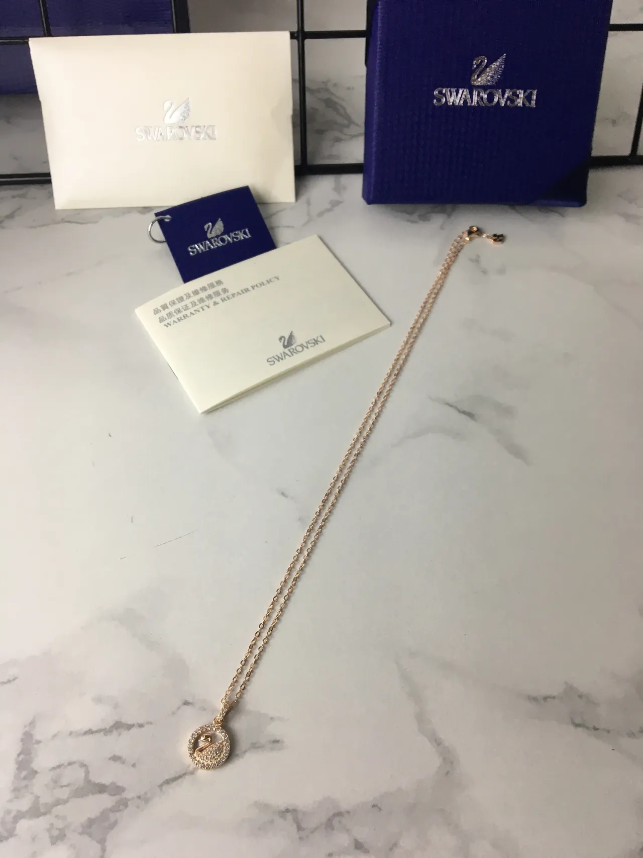 Collier à motif de cygne en ton or rose pavé 7