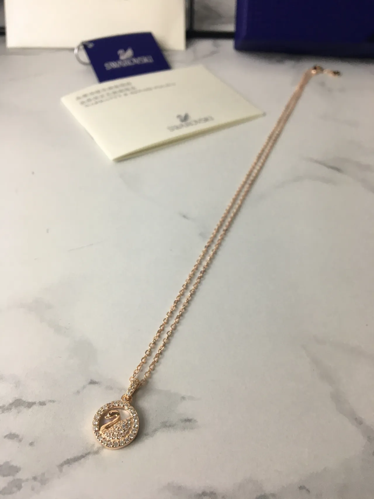 Collier à motif de cygne en ton or rose pavé 8