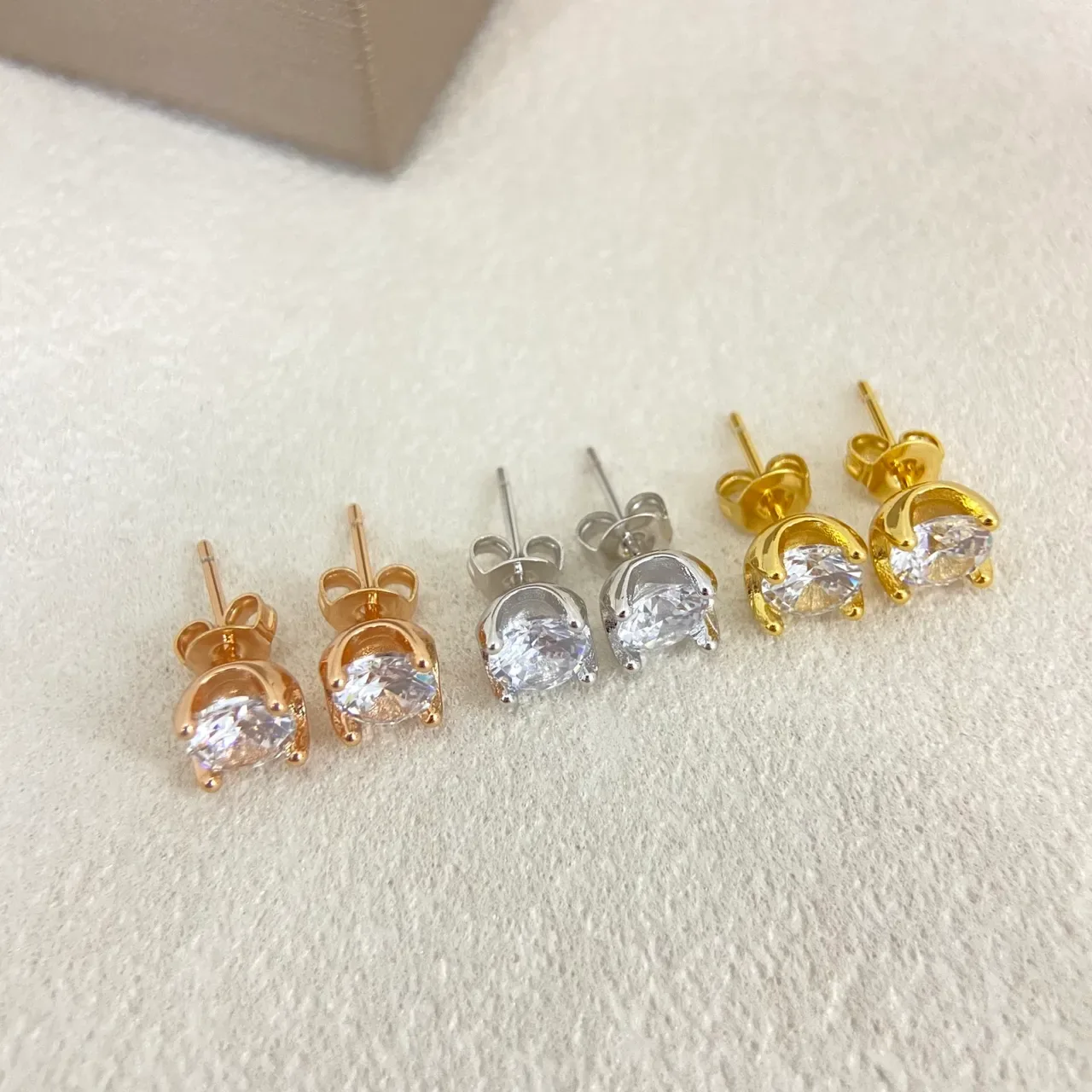 Aretes de piedra redonda faceteada con cuatro garras 2