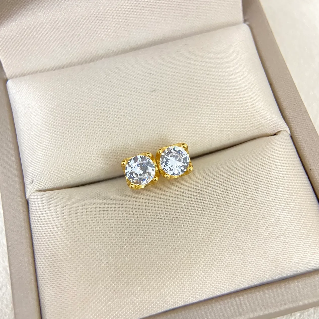 Aretes de piedra redonda faceteada con cuatro garras 4