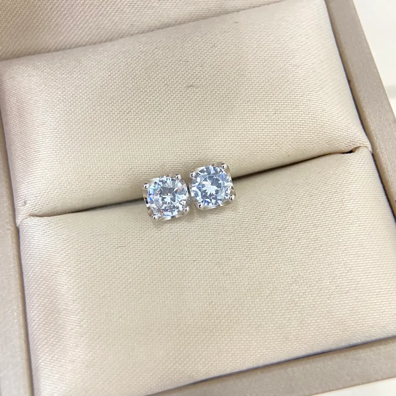 Aretes de piedra redonda faceteada con cuatro garras 5