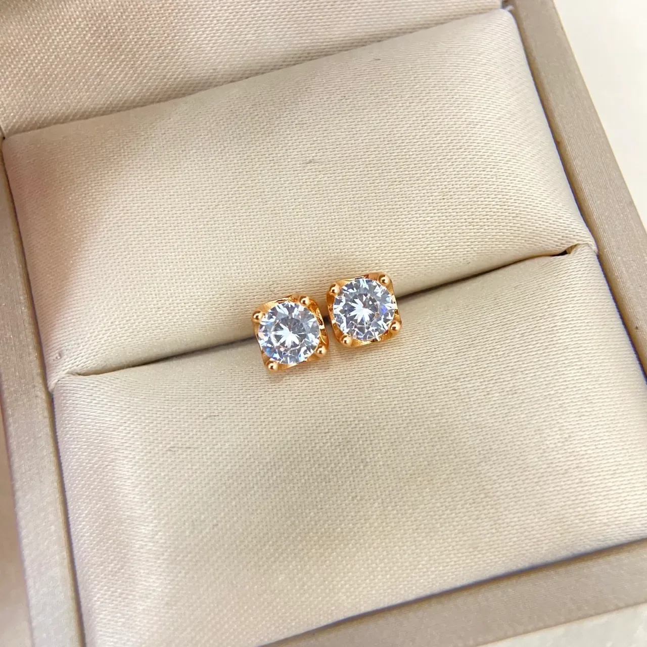 Aretes de piedra redonda faceteada con cuatro garras 6