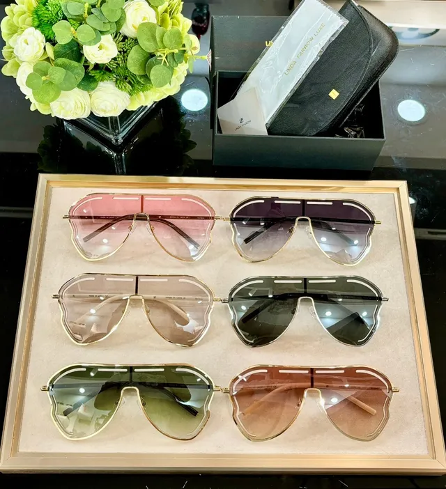 Lunettes de soleil noires et argentées style bouclier avec finitions métalliques 4