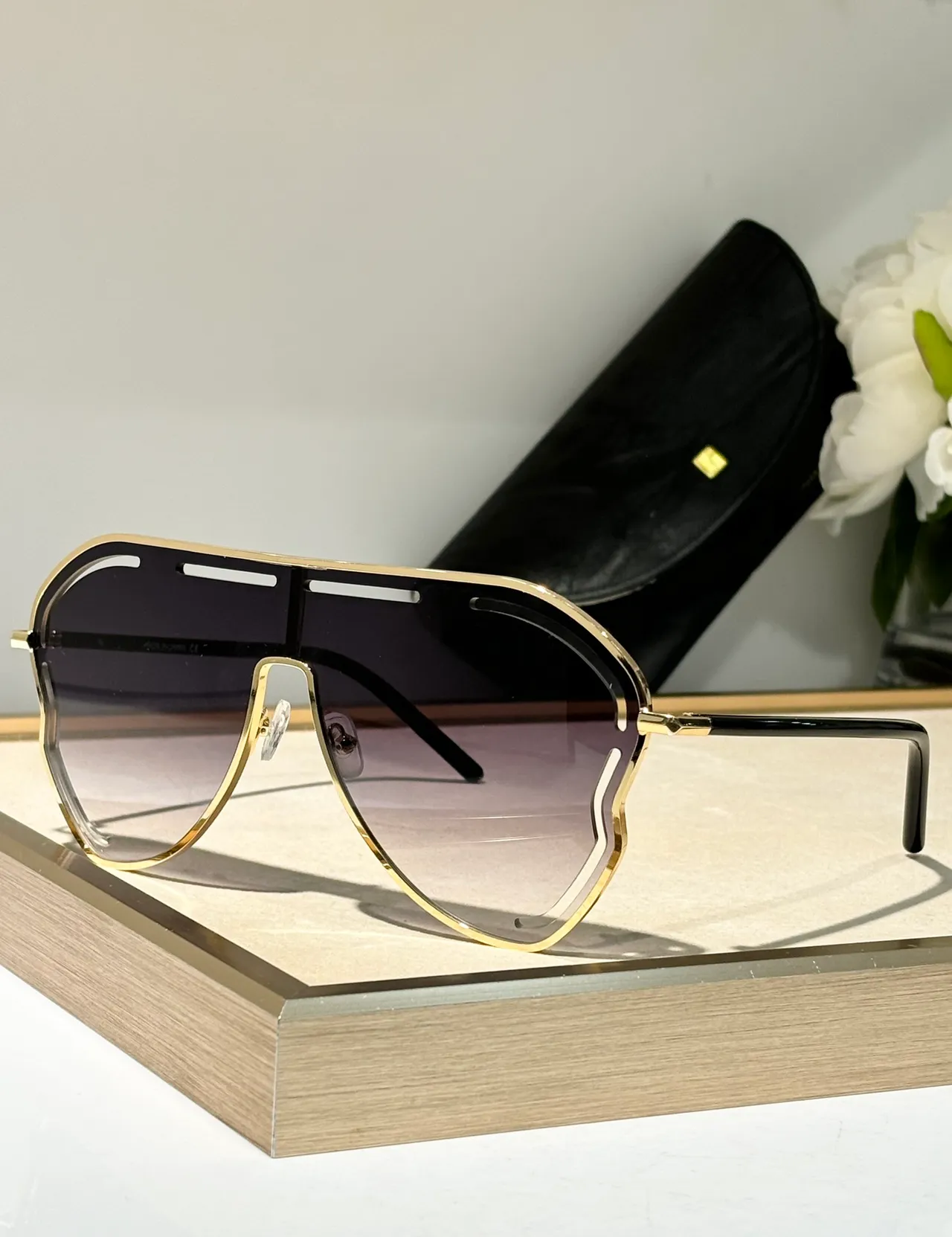 Lunettes de soleil noires et argentées style bouclier avec finitions métalliques 5