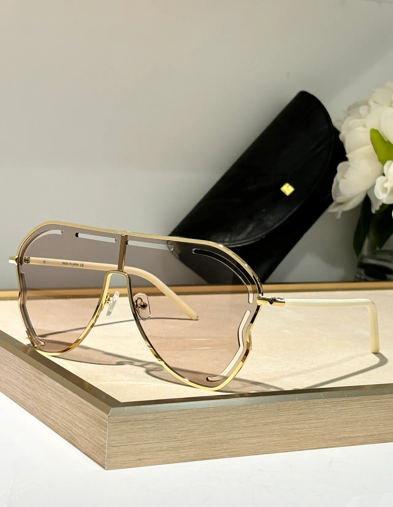 Lunettes de soleil noires et argentées style bouclier avec finitions métalliques 6