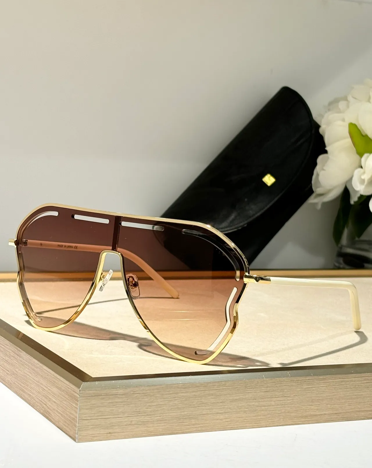Lunettes de soleil noires et argentées style bouclier avec finitions métalliques 7