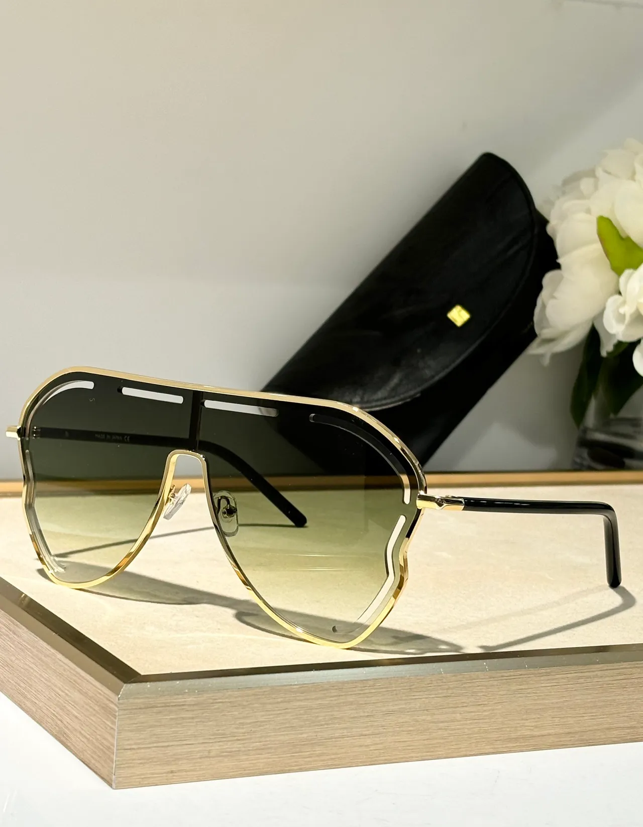 Lunettes de soleil noires et argentées style bouclier avec finitions métalliques 8