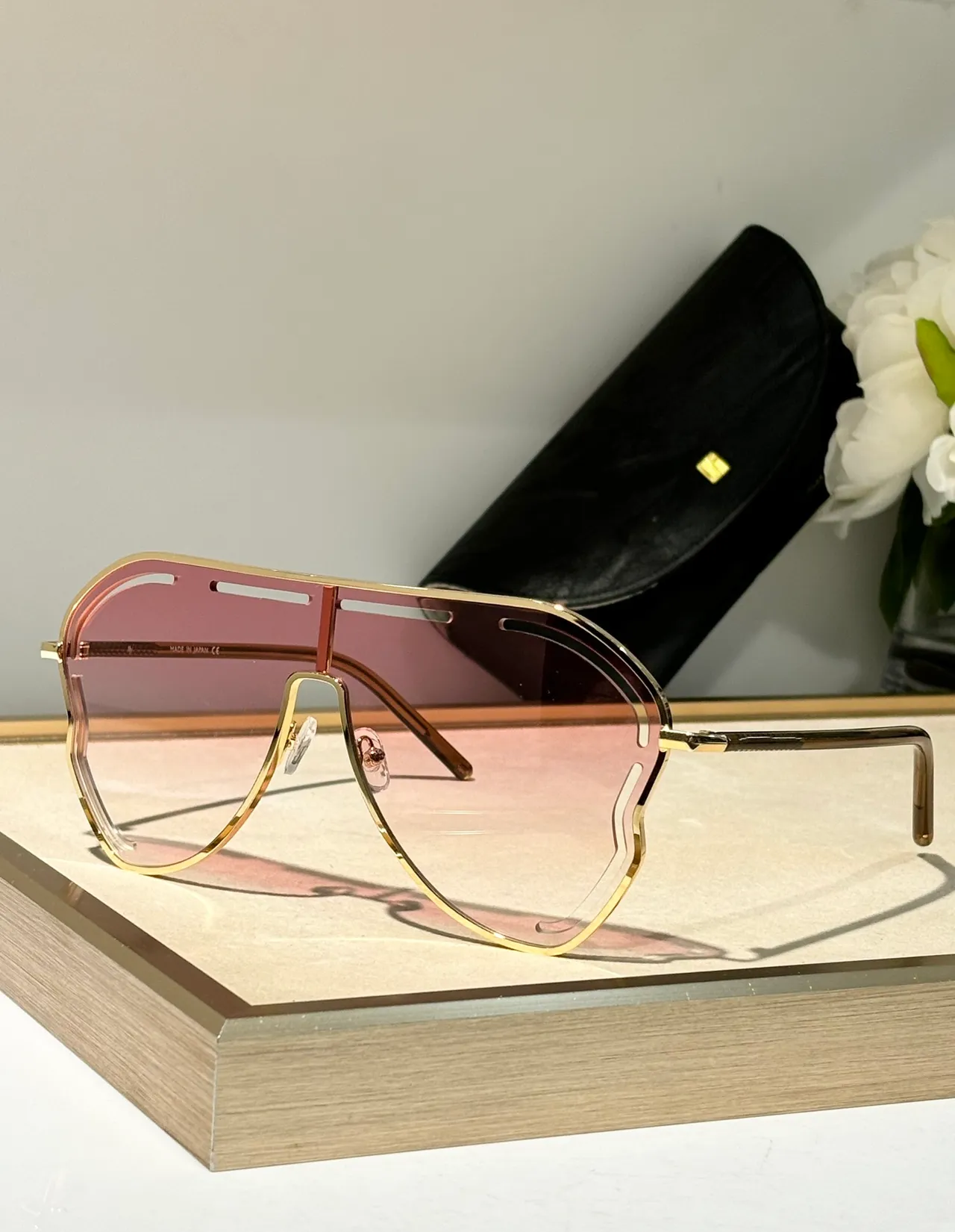 Lunettes de soleil noires et argentées style bouclier avec finitions métalliques 9