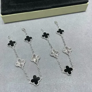 سوار سلاسل فضية سوداء مع charms بشكل البرسيم