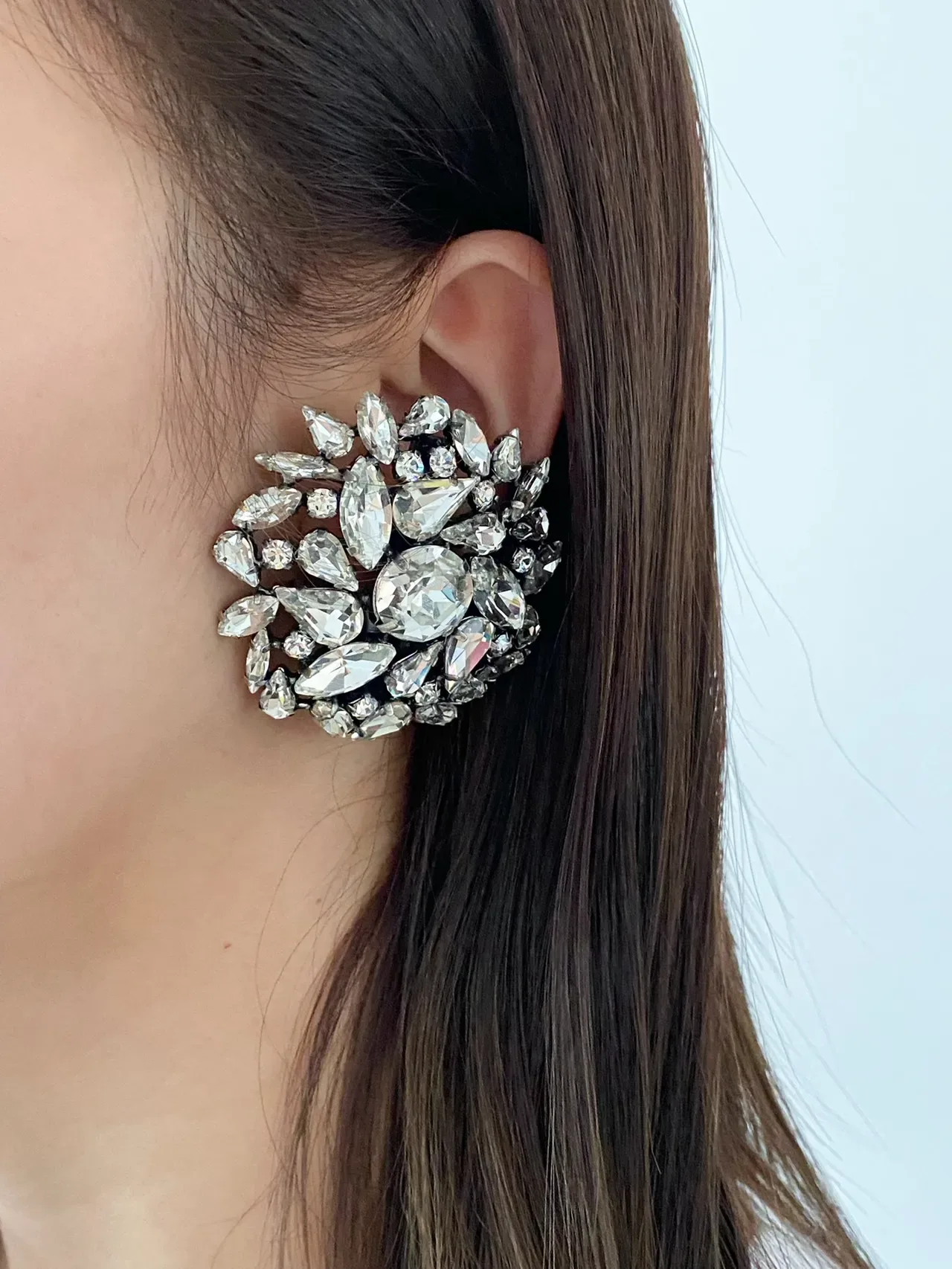 Broche florale argentée noire à cristaux 2
