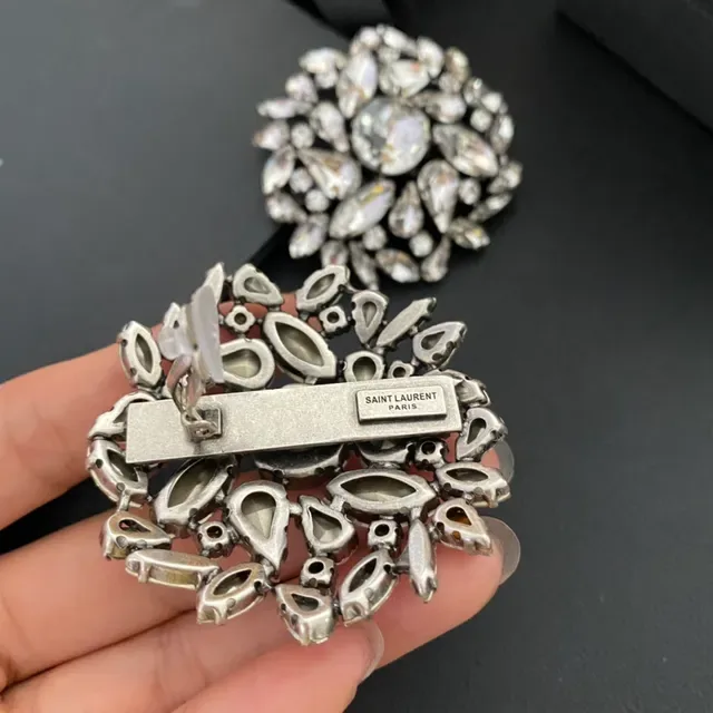 Broche florale argentée noire à cristaux 4