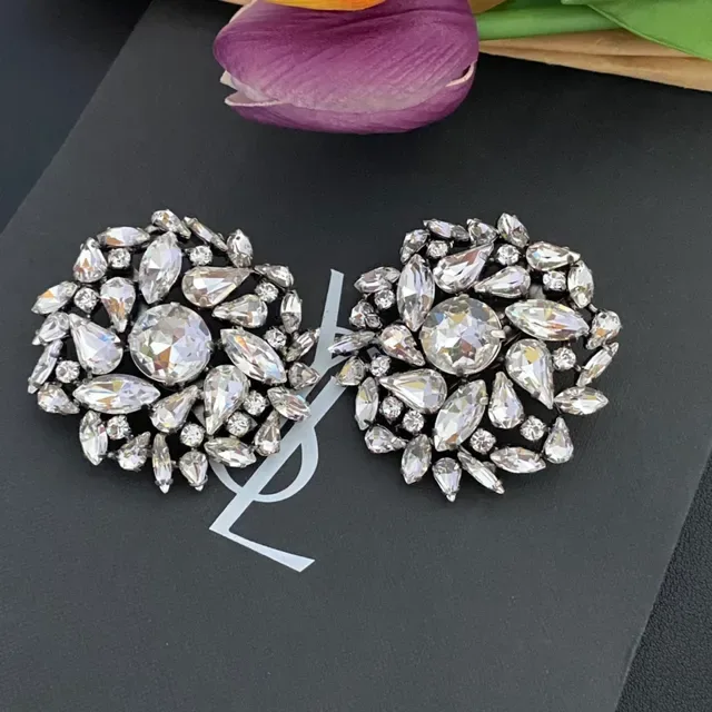 Broche florale argentée noire à cristaux 7
