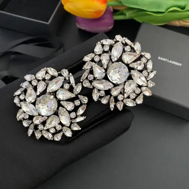 Broche florale argentée noire à cristaux 8