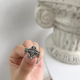चांदी का काला सजाया हुआ क्रॉस-आकार का फ्लियर-डे-लिस मोटिफ अंगूठी