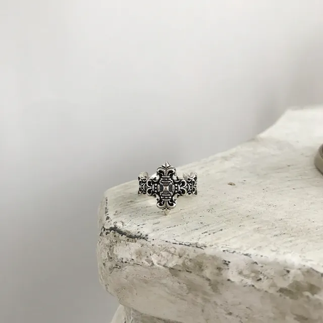 Silver Black Ornate Cross-Shaped Fleur-De-Lis Motif Ring 4
