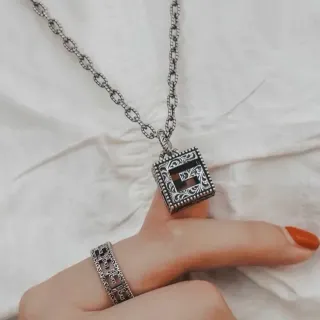Collier Argent Noir Ornate Filigree Carré Pendentif