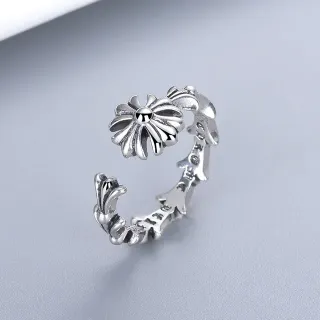 রূপালী ফুলের খোলা সমন্বয়যোগ্য আংটি