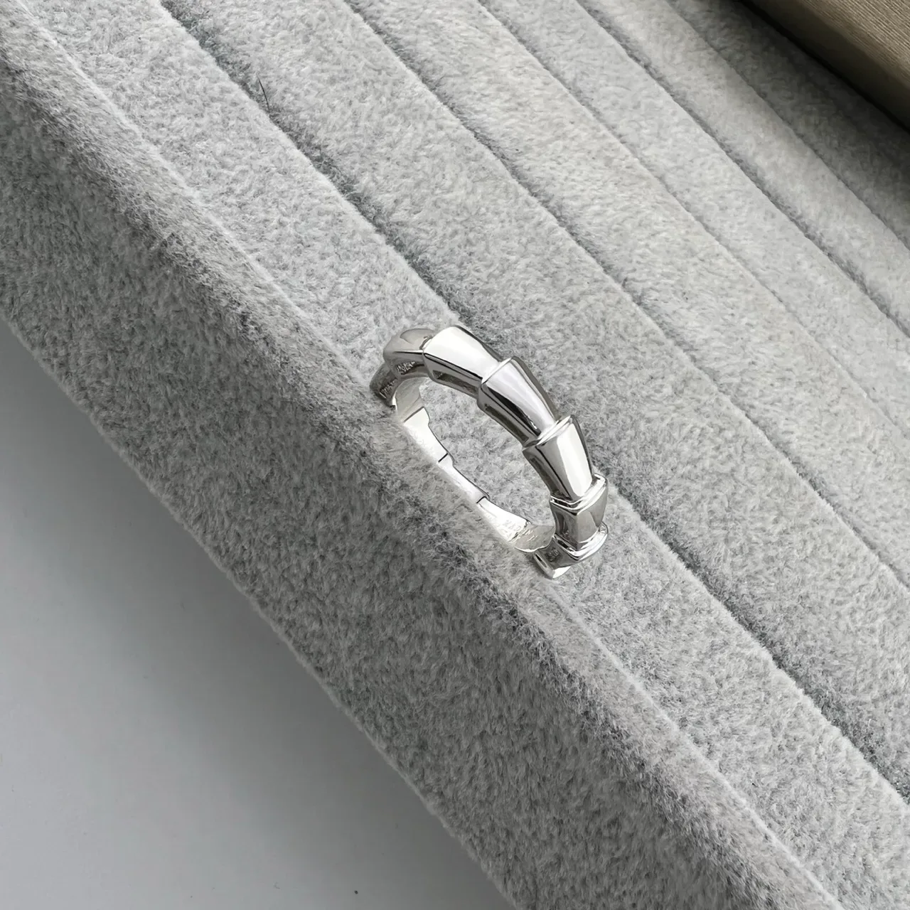 Joaillerie en métal poli avec design segmenté en lien bambou argent et or 3